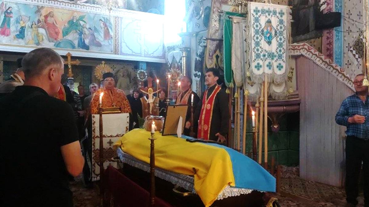 На Коломийщині в останню дорогу провели воїна Романа Ясінчука 5