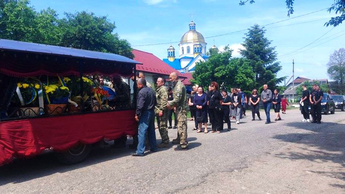 На Коломийщині в останню дорогу провели воїна Романа Ясінчука 3