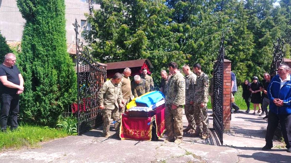 На Коломийщині в останню дорогу провели воїна Романа Ясінчука 4
