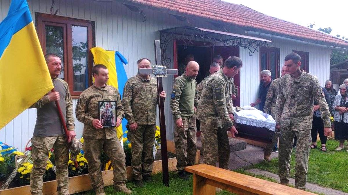 На Коломийщині в останню дорогу провели воїна Романа Ясінчука 1