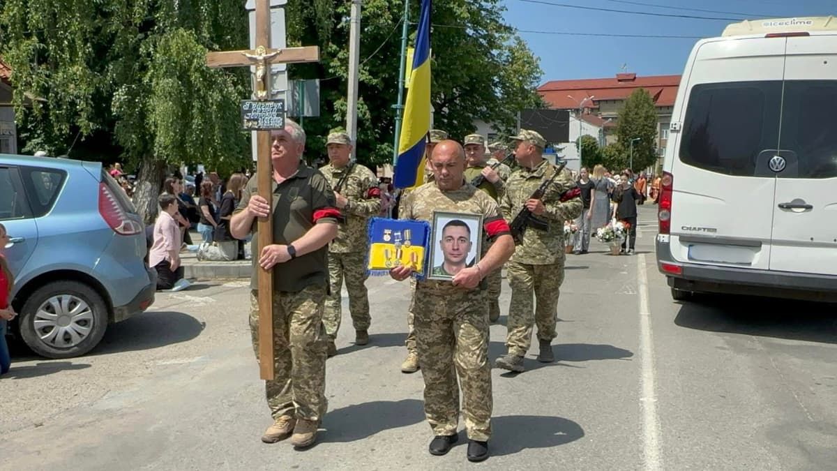 На Надвірнянщині назавжди попрощались із загиблим захисником Сергієм Григоруком