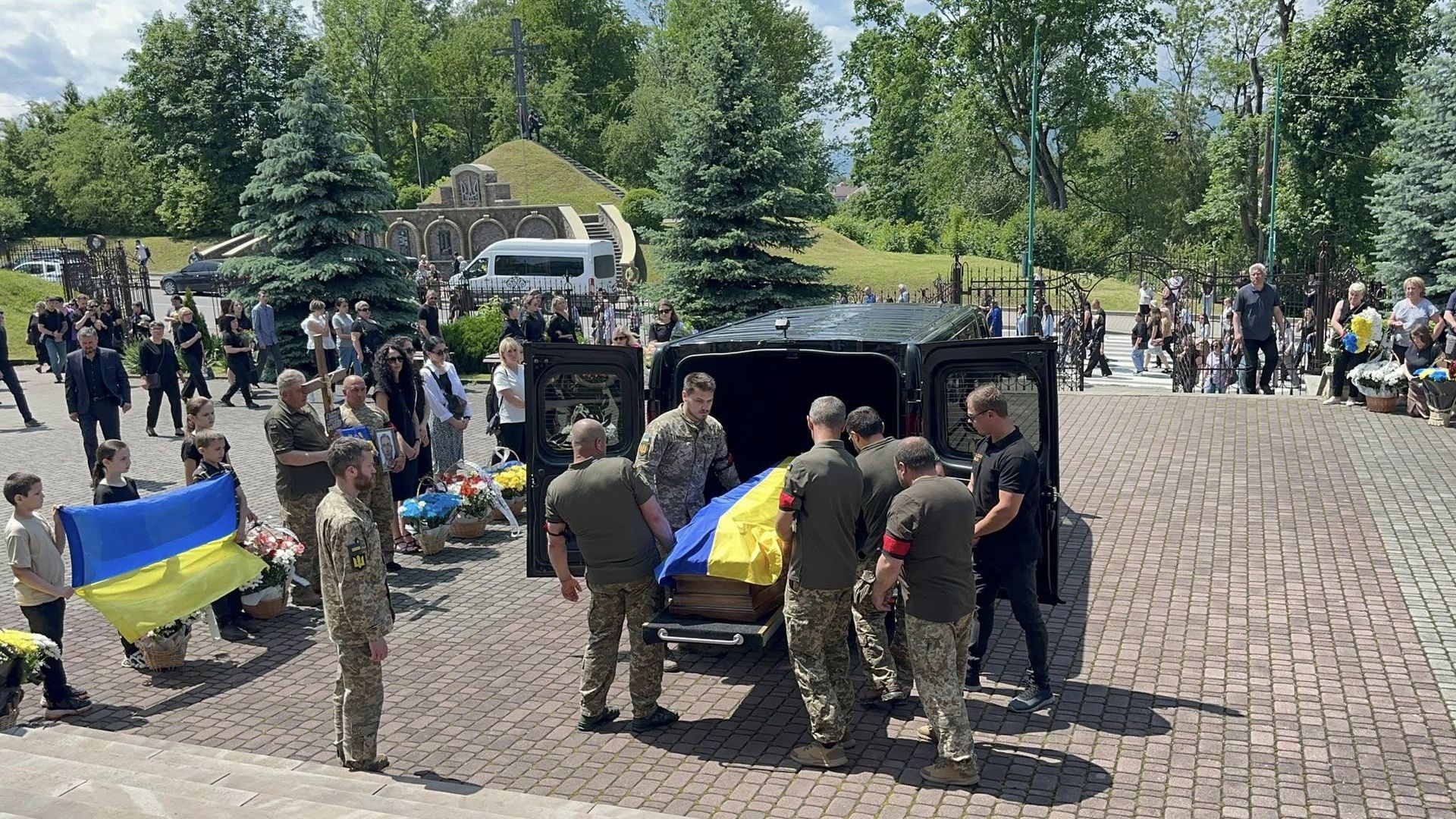 На Надвірнянщині назавжди попрощались із загиблим захисником Сергієм Григоруком 3