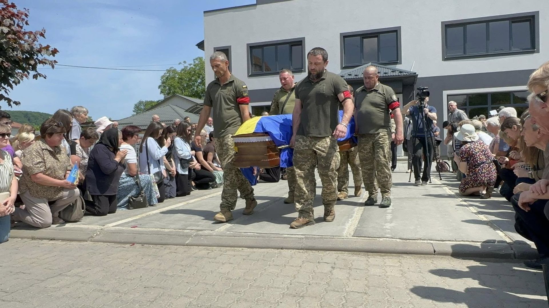 На Надвірнянщині назавжди попрощались із загиблим захисником Сергієм Григоруком 10