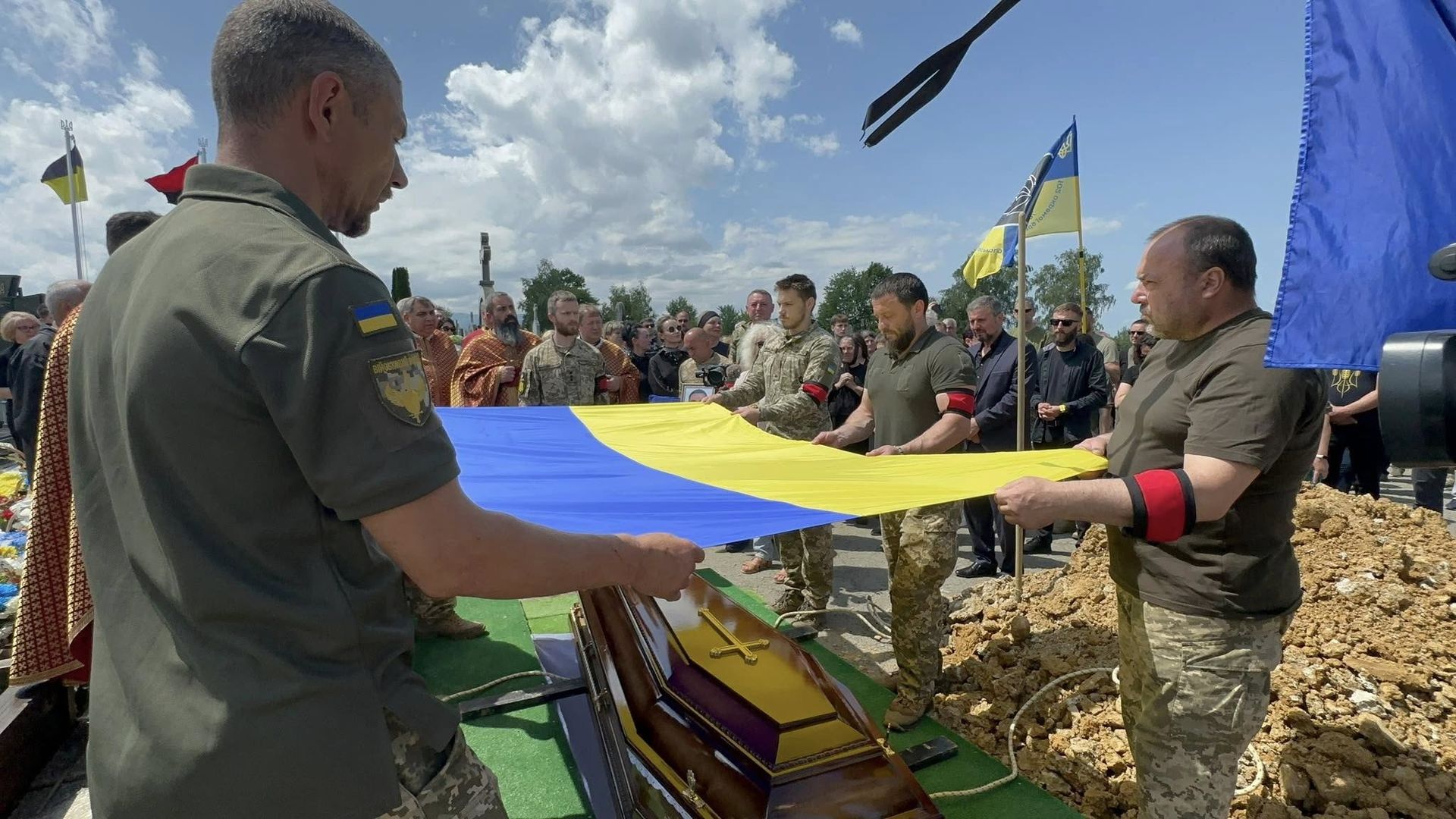 На Надвірнянщині назавжди попрощались із загиблим захисником Сергієм Григоруком 8