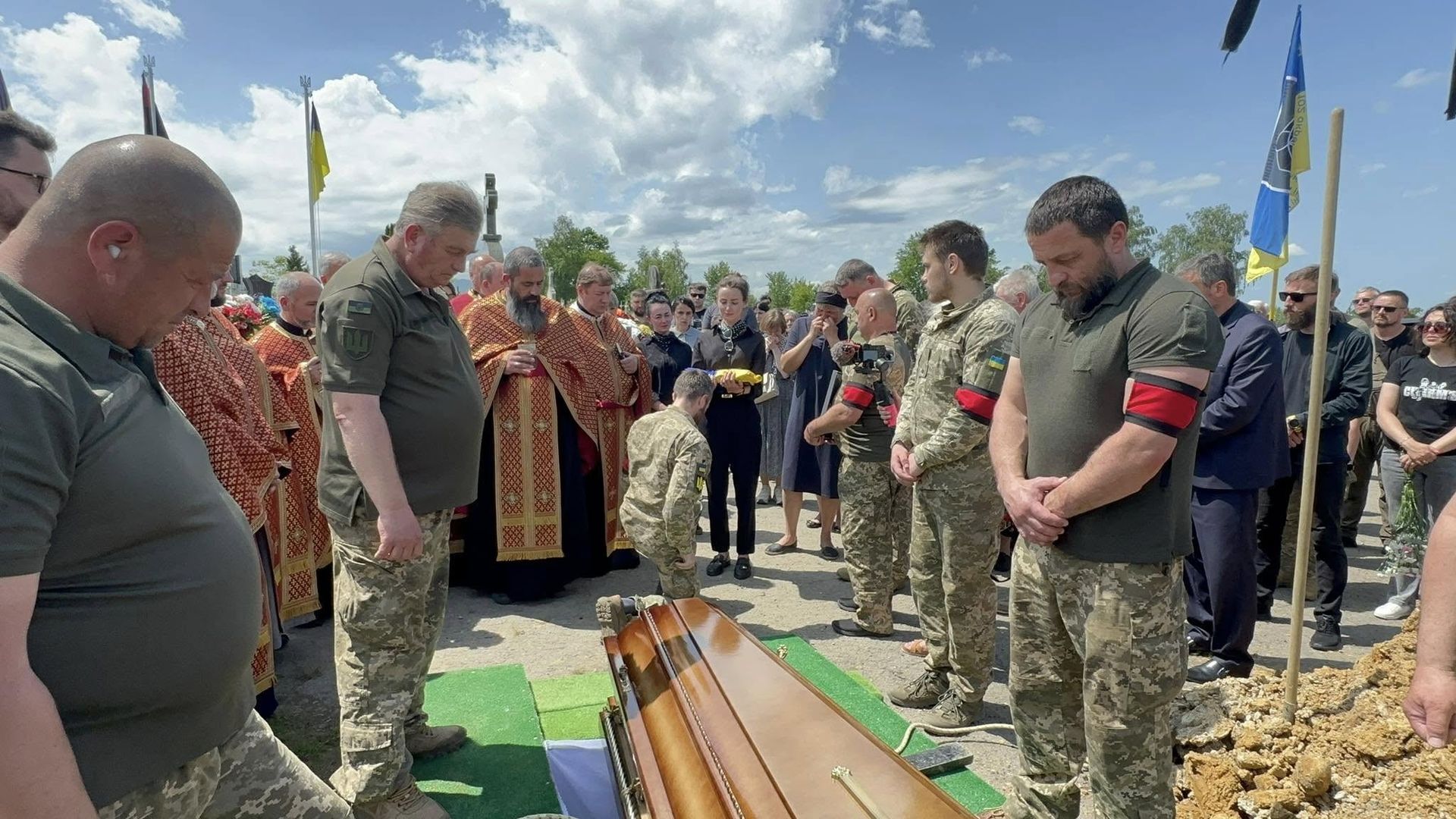 На Надвірнянщині назавжди попрощались із загиблим захисником Сергієм Григоруком 12