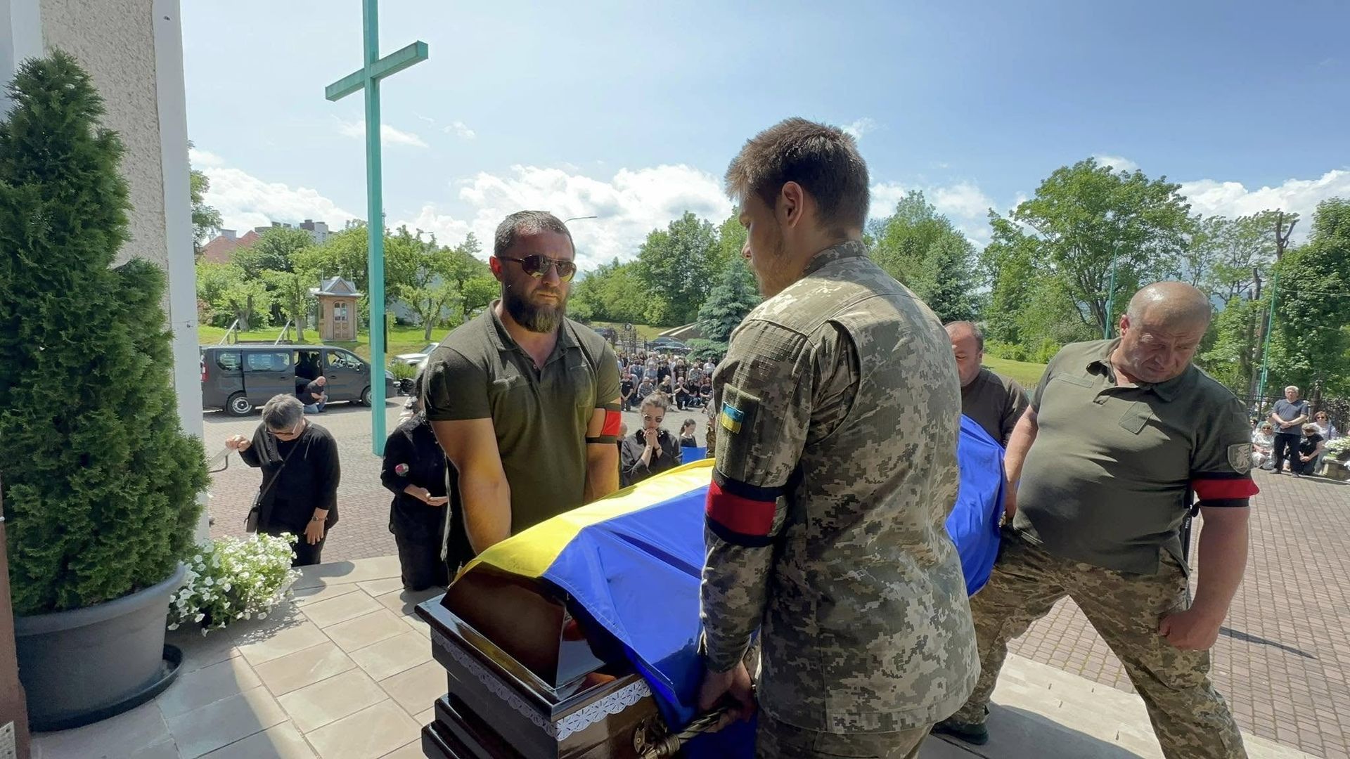 На Надвірнянщині назавжди попрощались із загиблим захисником Сергієм Григоруком 11