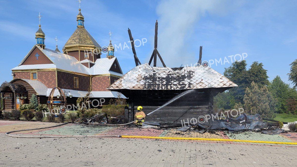 Пожежа охопила дзвіницю на Коломийщині. Фото 1