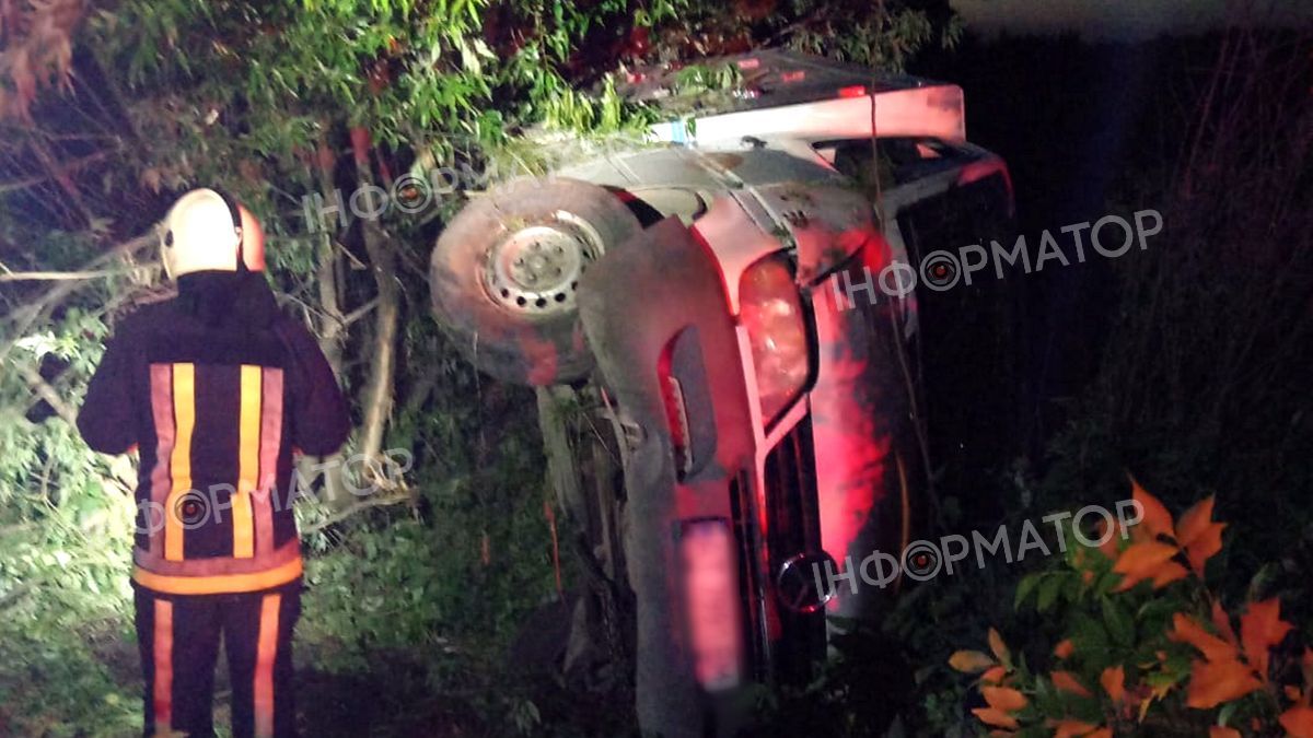 ДТП під Коломиєю: авто опинилось в кюветі