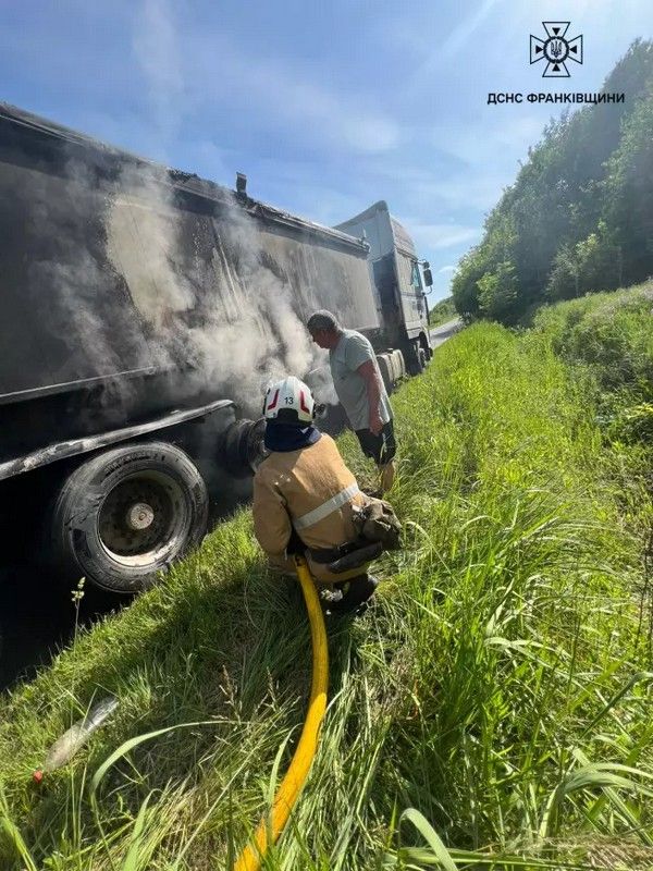 Вантажний автомобіль загорівся на Коломийщині 2