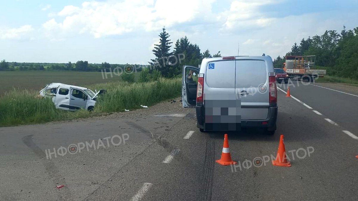 ДТП в Отинії: внаслідок небезпечного обгону розтрощені автівки та є постраждалі