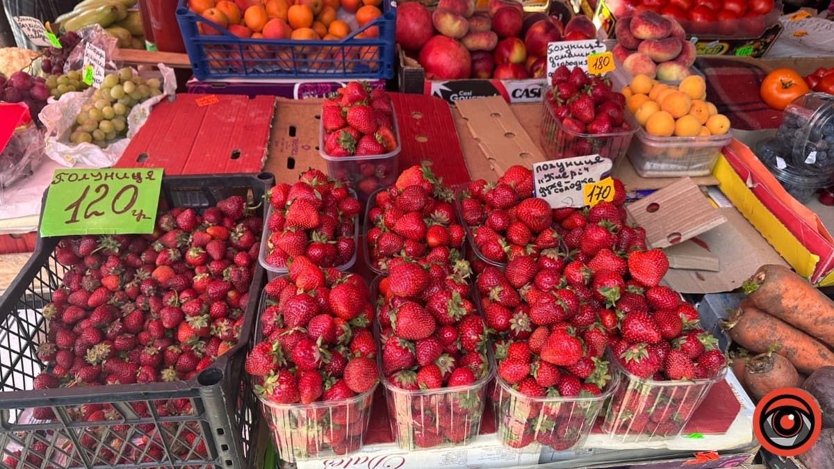 Захмарні ціни на сезонні фрукти: скільки у Коломиї коштують абрикоси, персики та черешні 1