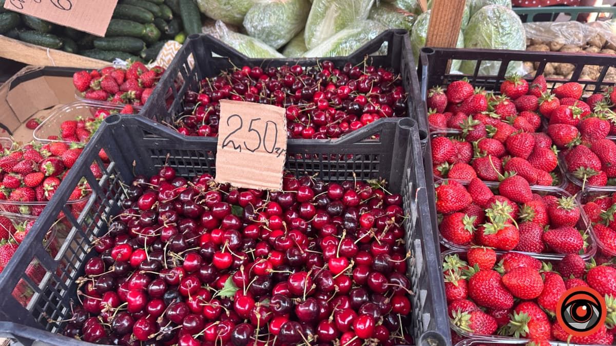 Захмарні ціни на сезонні фрукти: скільки у Коломиї коштують абрикоси, персики та черешні 2