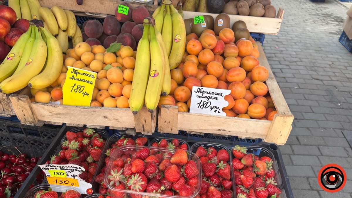 Захмарні ціни на сезонні фрукти: скільки у Коломиї коштують абрикоси, персики та черешні 6