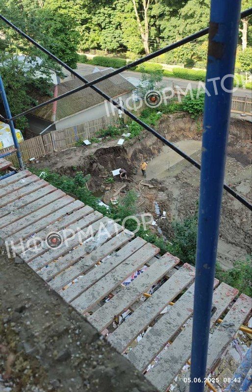 Через будову у Коломиї стався обвал тротуару 4