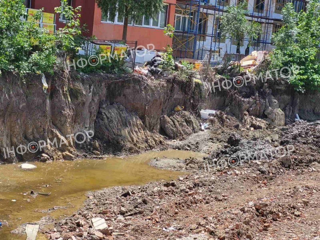 Через будову у Коломиї стався обвал тротуару 3