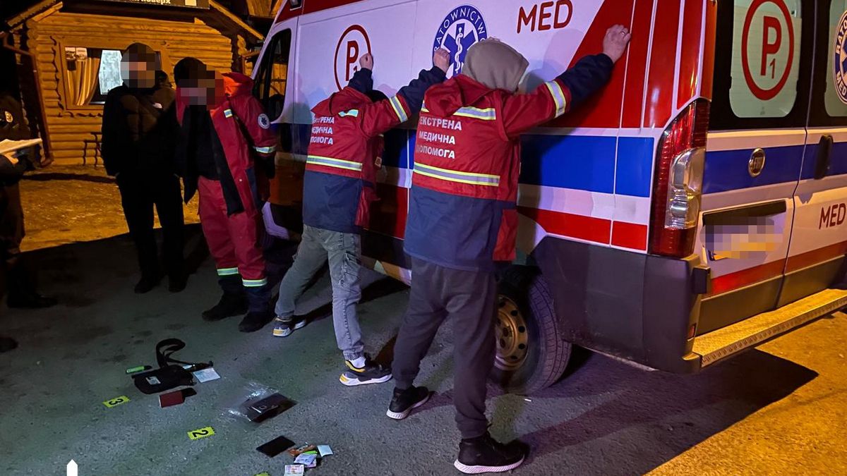 Експравоохоронця з Прикарпаття, який займався переправленням чоловіків за кордон, оголосили у міжнародний розшук