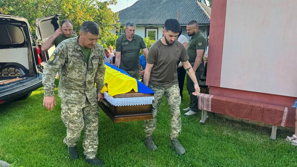 На вічний спочинок у Печеніжин повернувся захисник Едуард Епереші