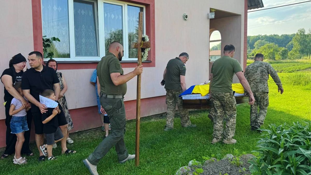На вічний спочинок у Печеніжин повернувся захисник Едуард Епереші 4