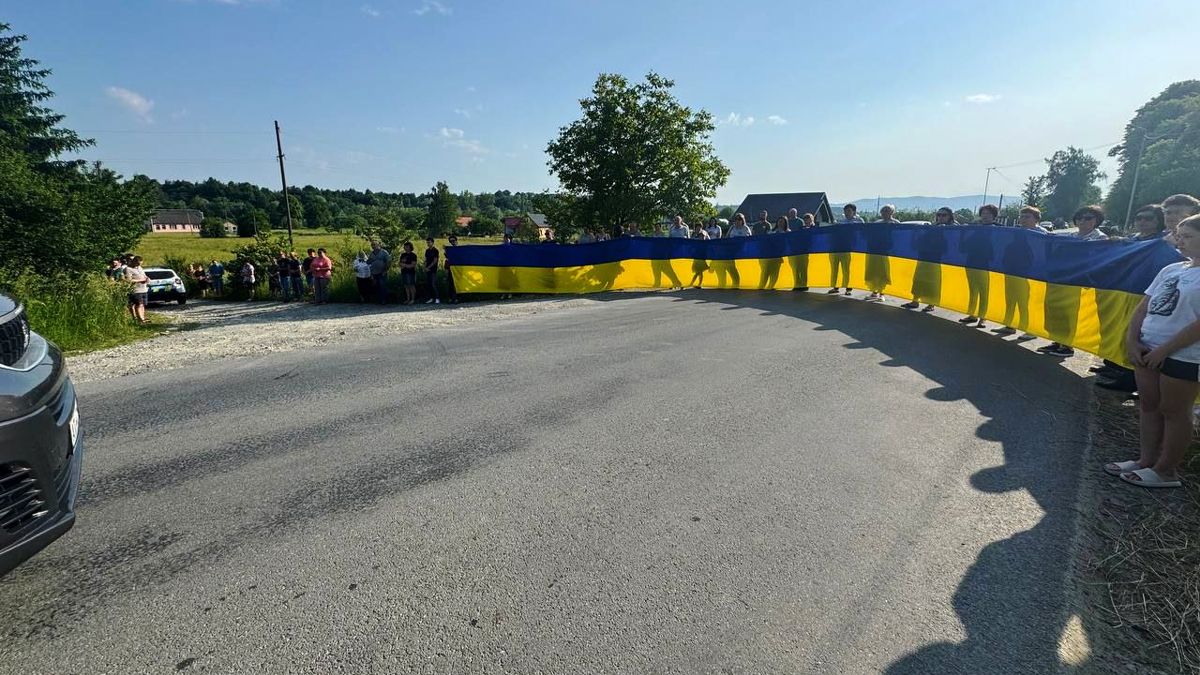 На вічний спочинок у Печеніжин повернувся захисник Едуард Епереші 2