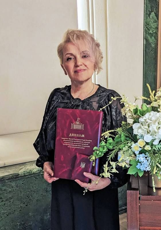 Вчительці з Коломиї Людмилі Слабій вручили диплом та нагрудний знак лауреата Премії ВРУ 1