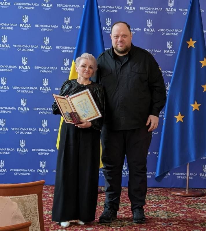 Вчительці з Коломиї Людмилі Слабій вручили диплом та нагрудний знак лауреата Премії ВРУ 2