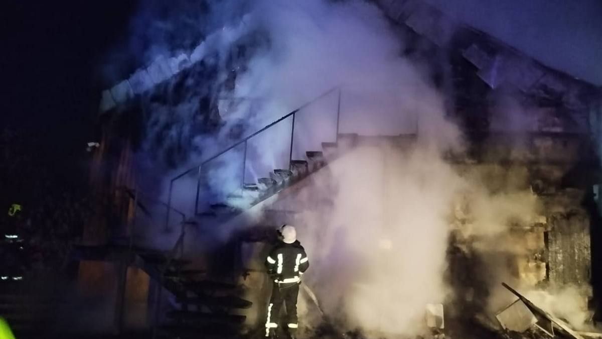 Пожежа у Яблуниці: горіла двоповерхова будівля