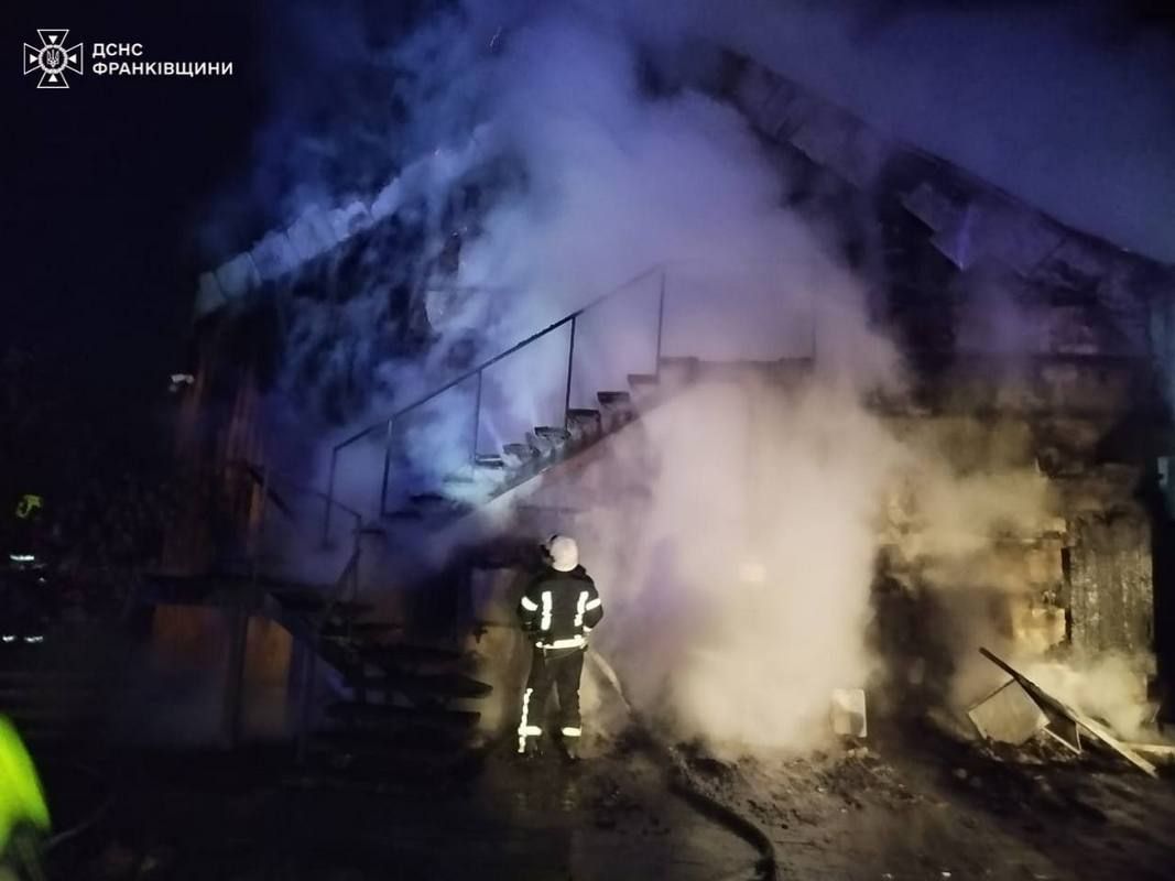 Пожежа у Яблуниці: горіла двоповерхова будівля 2