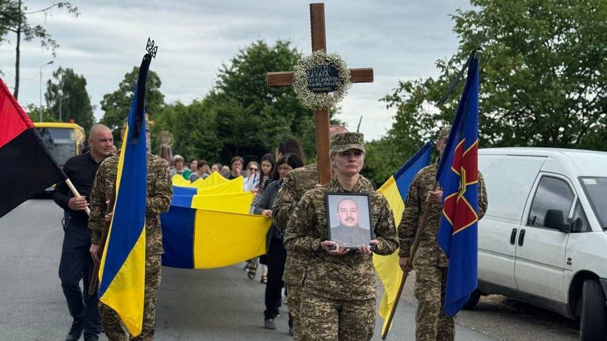 На Коломийщині попрощалися із воїном Едуардом Епереші