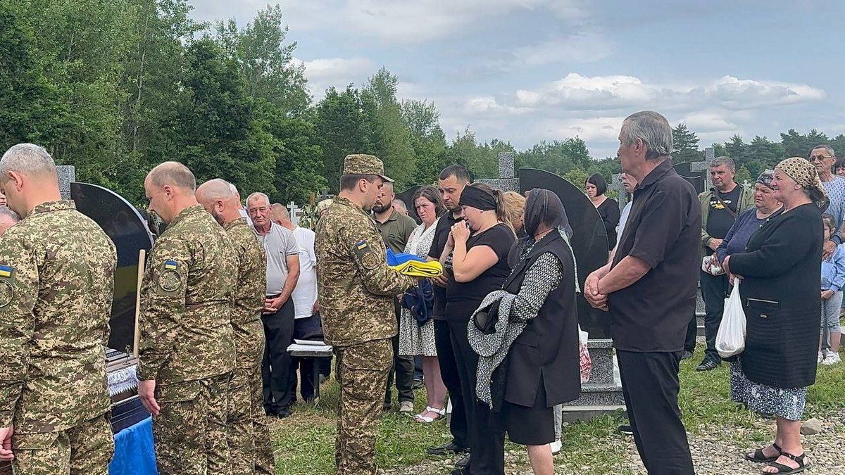 На Коломийщині попрощалися із воїном Едуардом Епереші 8