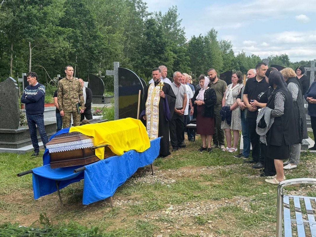 На Коломийщині попрощалися із воїном Едуардом Епереші 7