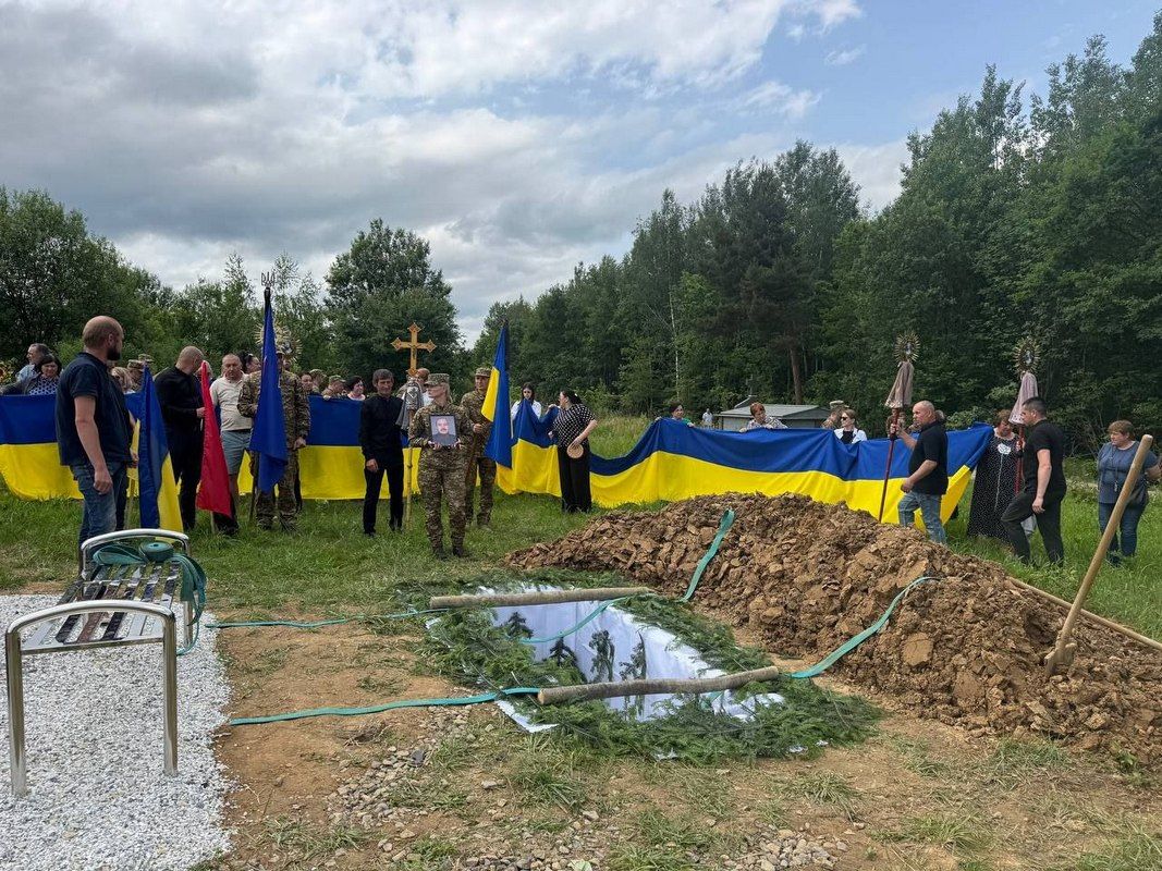 На Коломийщині попрощалися із воїном Едуардом Епереші 6