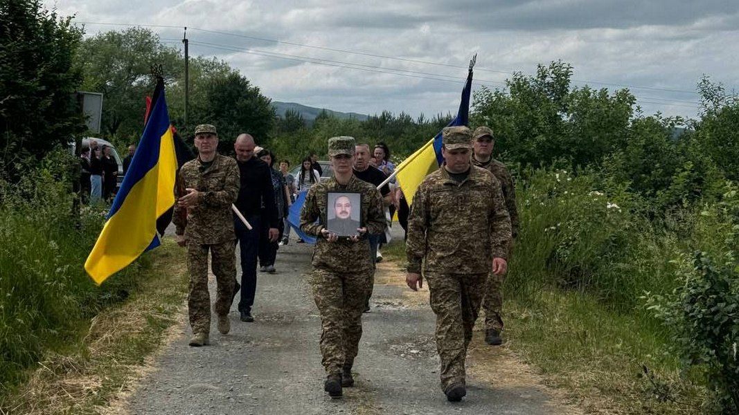 На Коломийщині попрощалися із воїном Едуардом Епереші 5