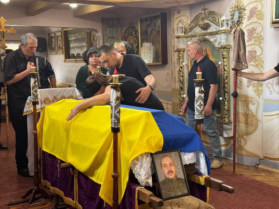 На Коломийщині попрощалися із воїном Едуардом Епереші 4