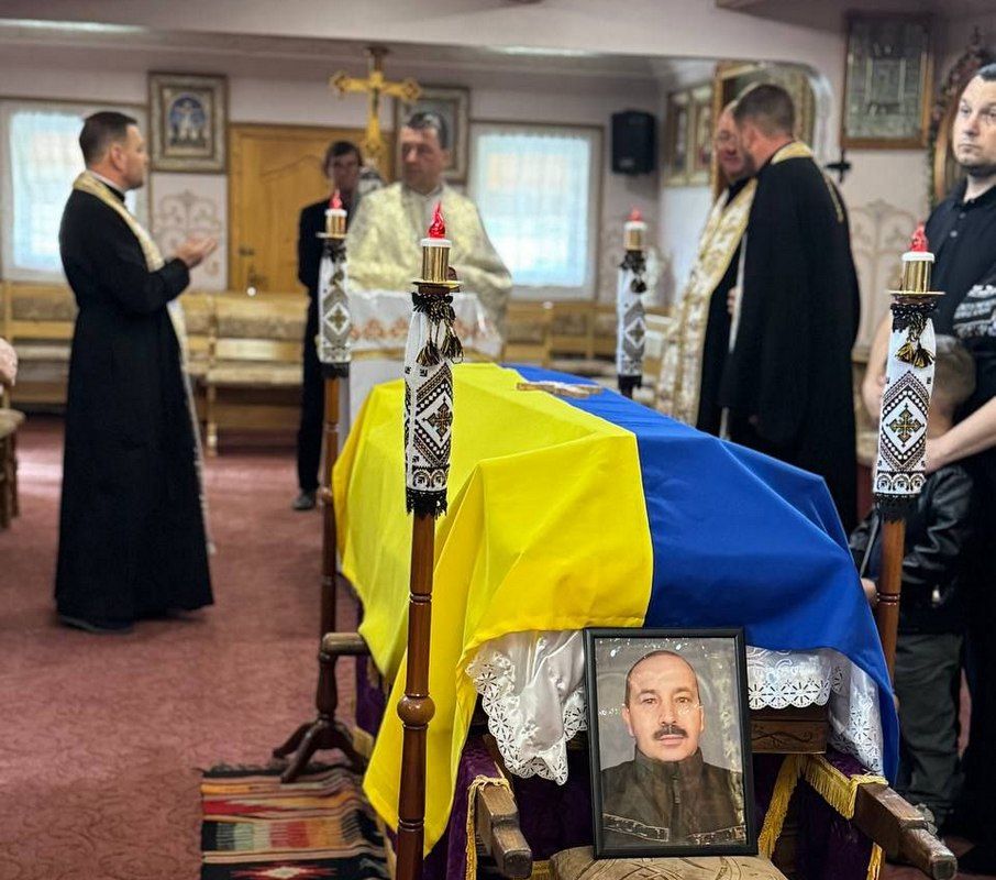 На Коломийщині попрощалися із воїном Едуардом Епереші 2