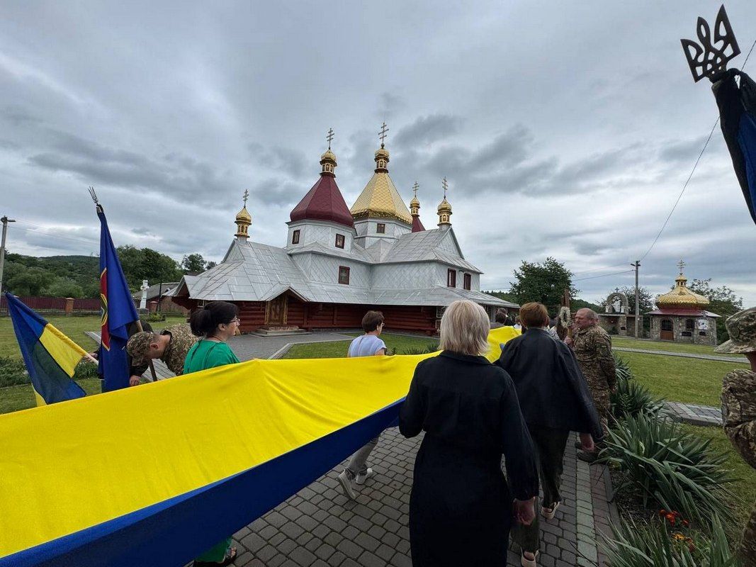 На Коломийщині попрощалися із воїном Едуардом Епереші 3