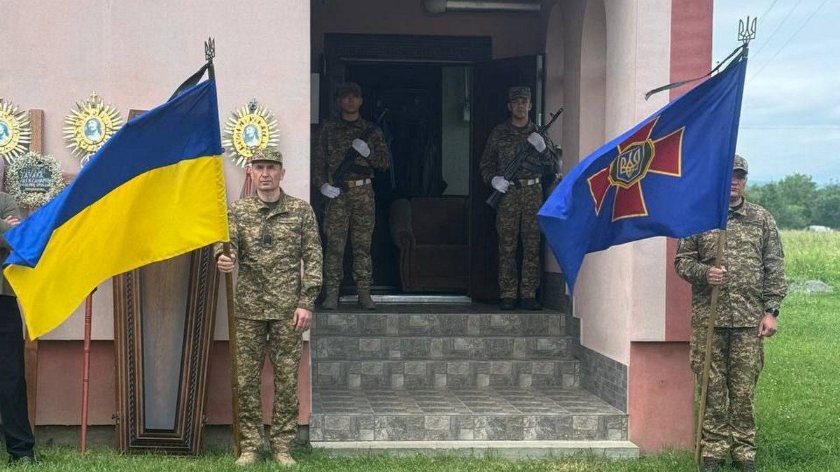 На Коломийщині попрощалися із воїном Едуардом Епереші 1