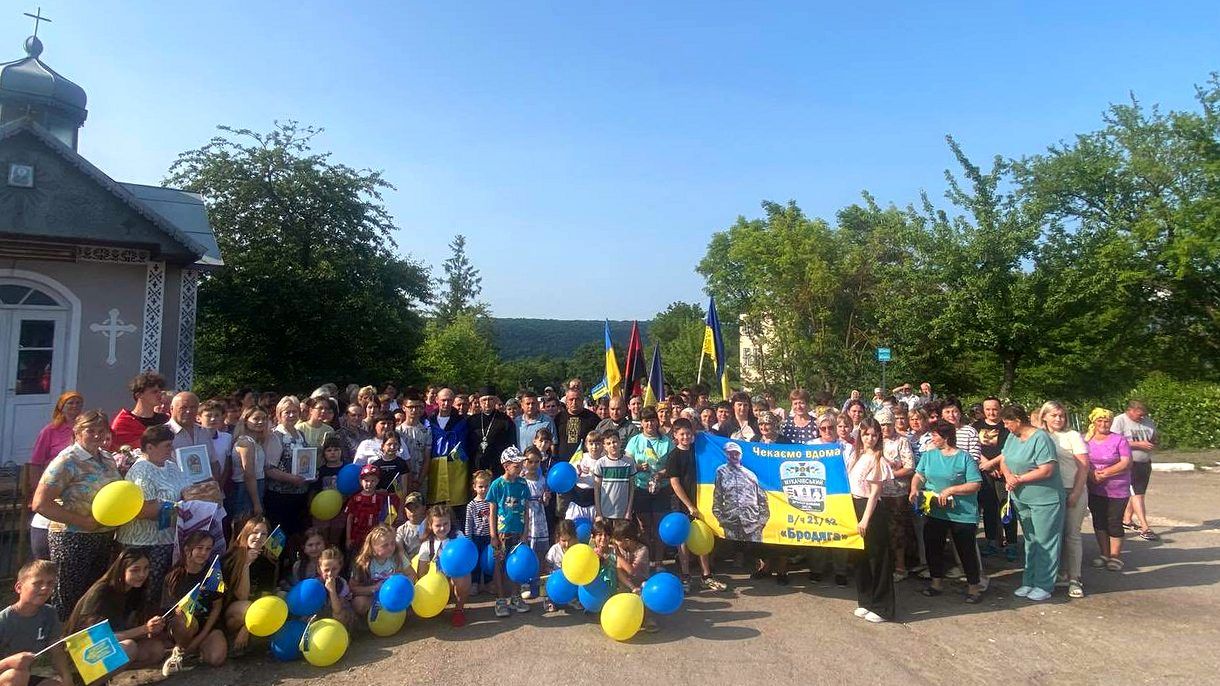 Герой повернувся додому: зворушлива зустріч воїна Віталія Ленчовського у рідному селі на Коломийщині