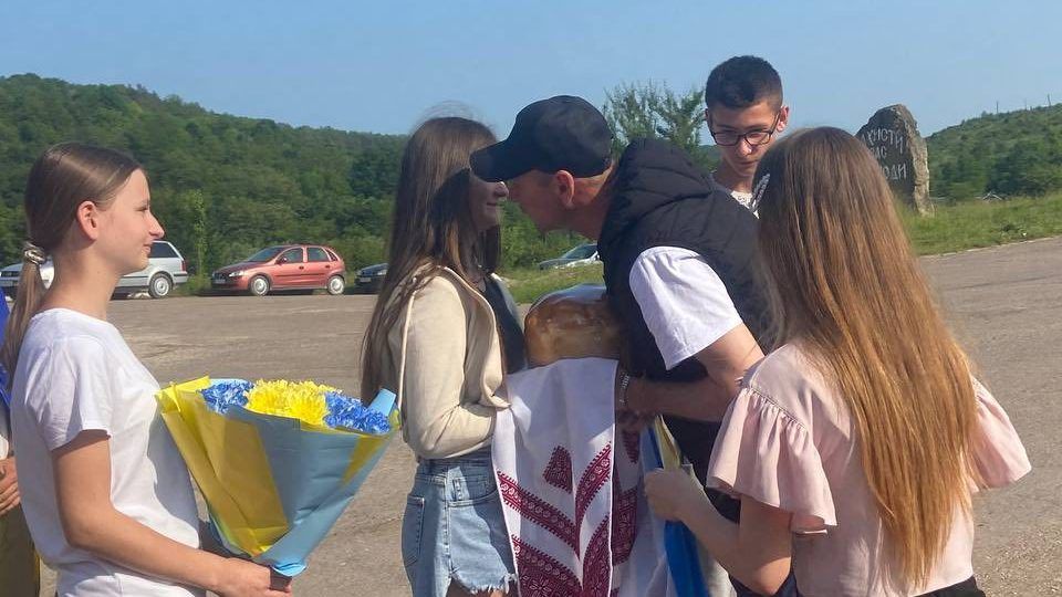 Звільненого з полону воїна Віталія Ленчовського зворушливо зустріли у рідному селі на Коломийщині 5