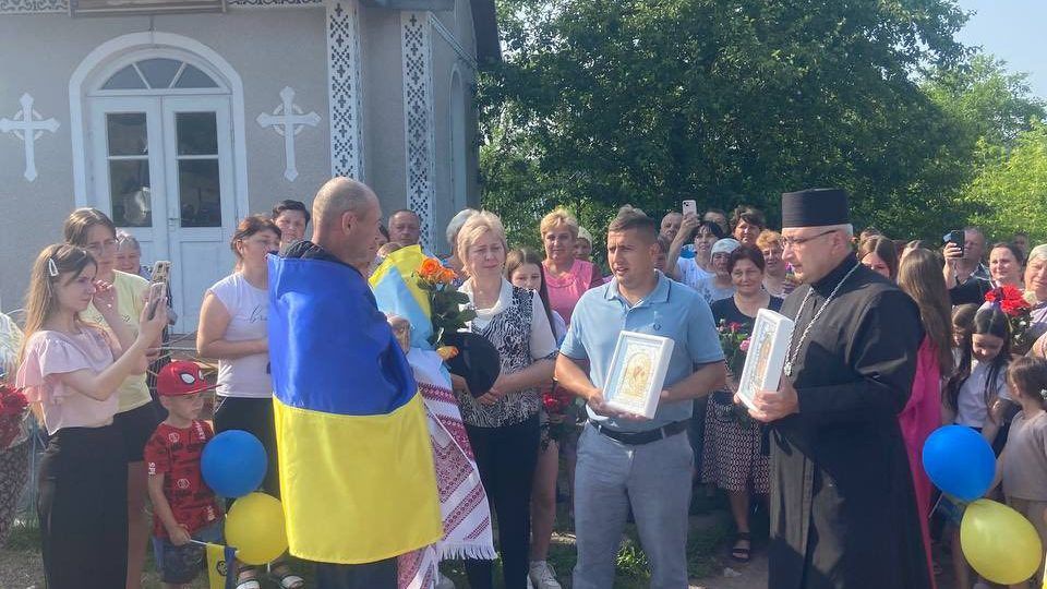 Звільненого з полону воїна Віталія Ленчовського зворушливо зустріли у рідному селі на Коломийщині 6