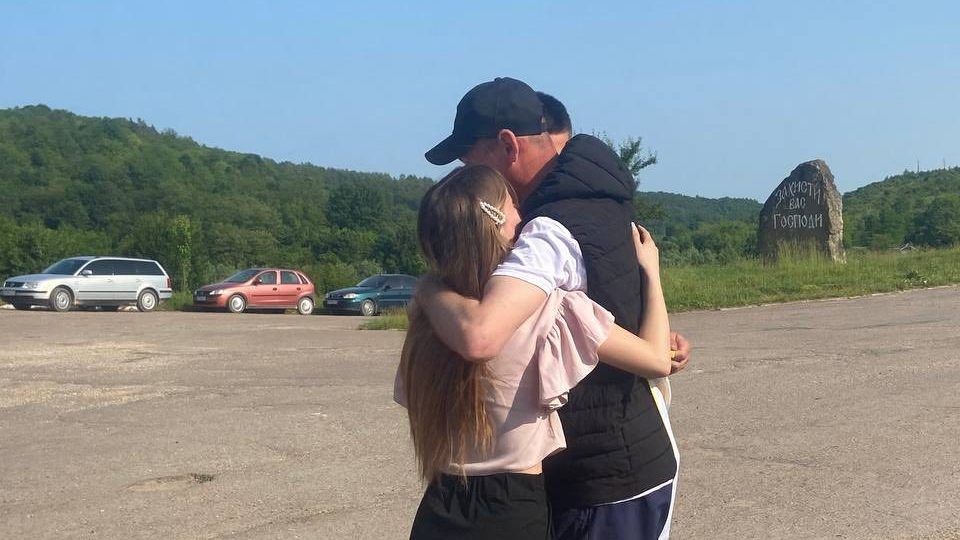Звільненого з полону воїна Віталія Ленчовського зворушливо зустріли у рідному селі на Коломийщині 4