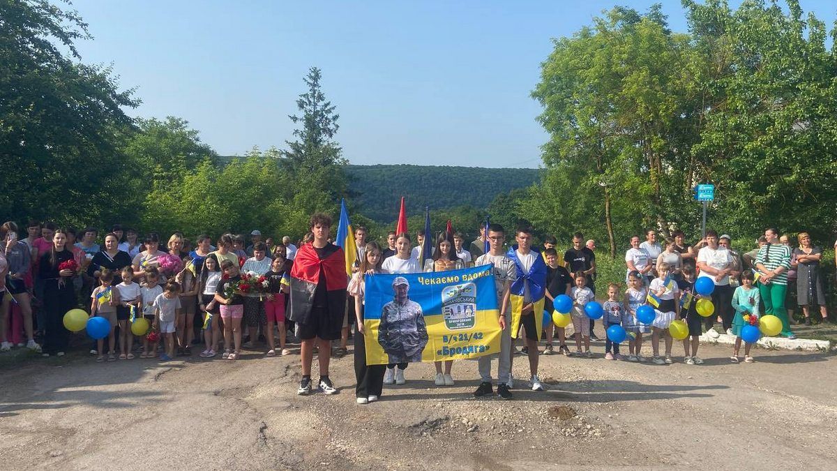 Звільненого з полону воїна Віталія Ленчовського зворушливо зустріли у рідному селі на Коломийщині 1