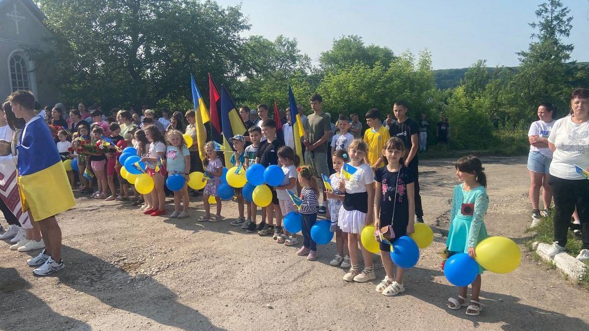 Звільненого з полону воїна Віталія Ленчовського зворушливо зустріли у рідному селі на Коломийщині 3