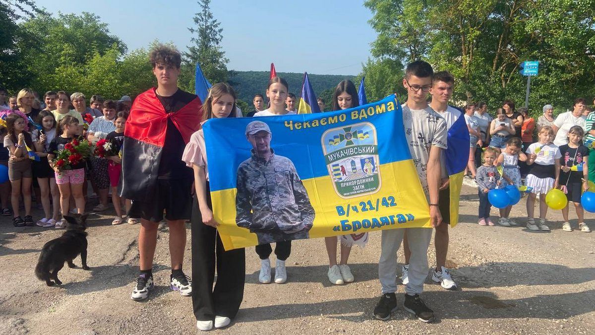 Звільненого з полону воїна Віталія Ленчовського зворушливо зустріли у рідному селі на Коломийщині 2