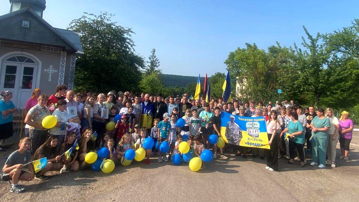 Звільненого з полону воїна Віталія Ленчовського зворушливо зустріли у рідному селі на Коломийщині 10