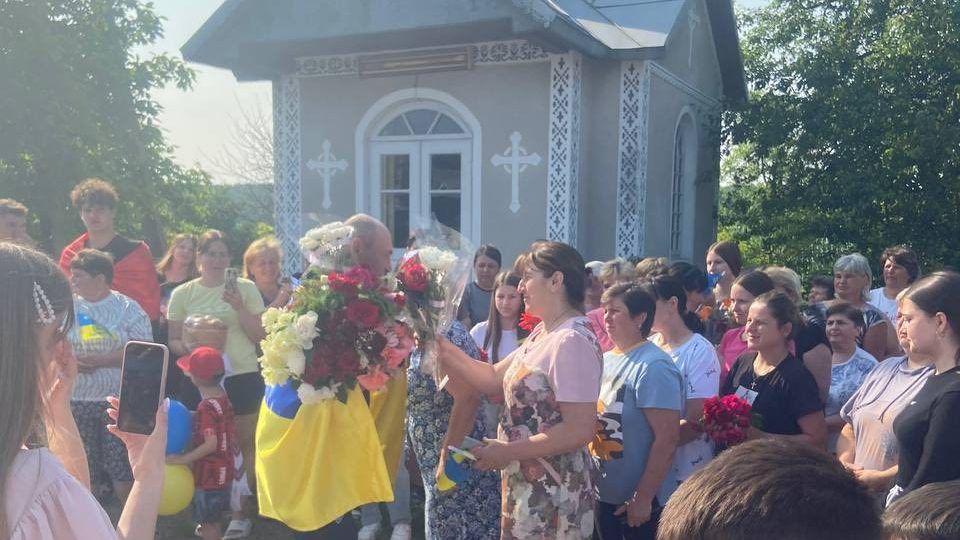 Звільненого з полону воїна Віталія Ленчовського зворушливо зустріли у рідному селі на Коломийщині 8