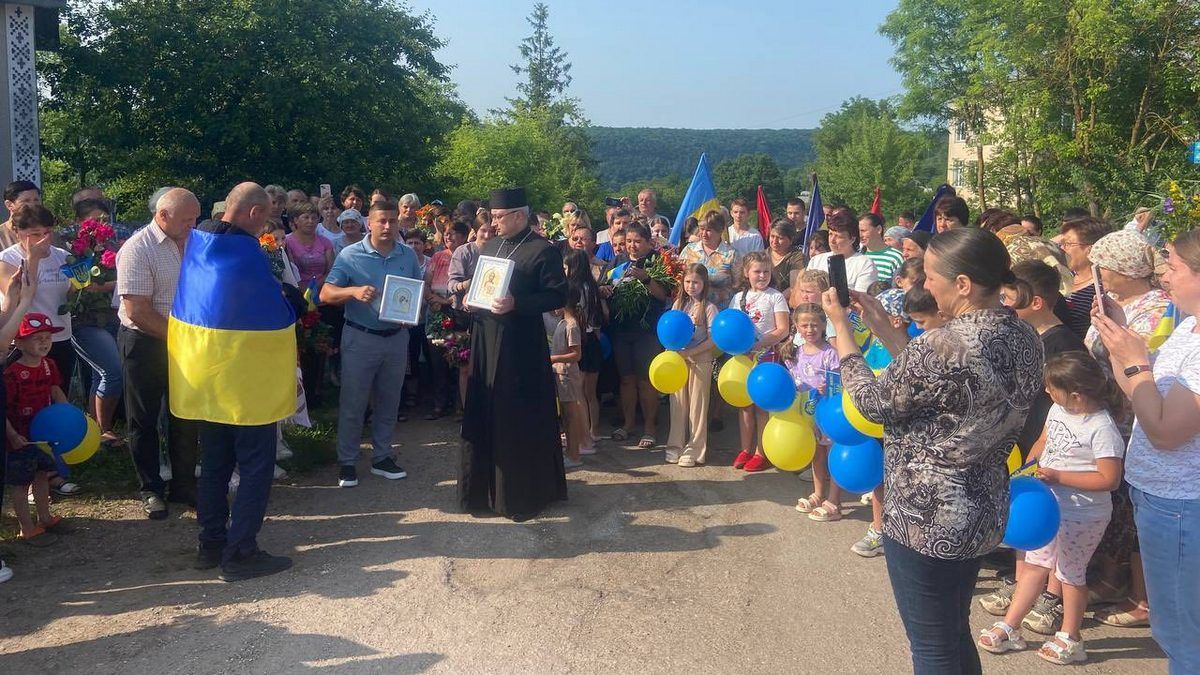 Звільненого з полону воїна Віталія Ленчовського зворушливо зустріли у рідному селі на Коломийщині 7
