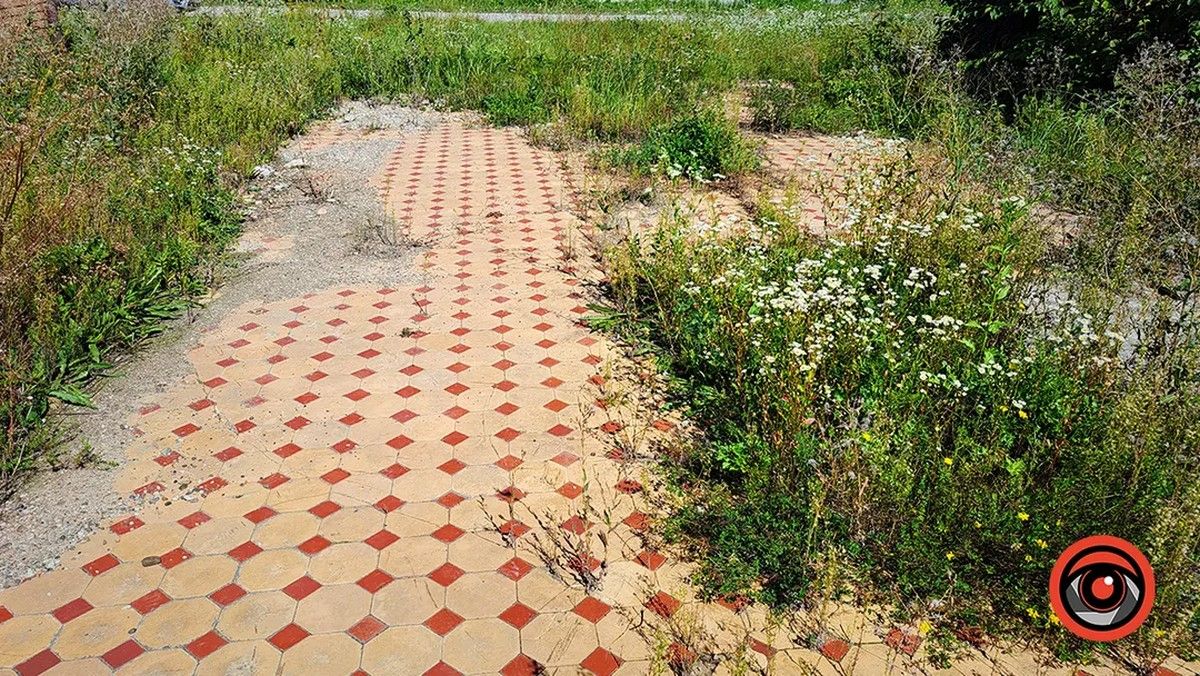 заоишки підлоги давньої кірхи, зруйнований російськими окупантами під час ІІ світової війни