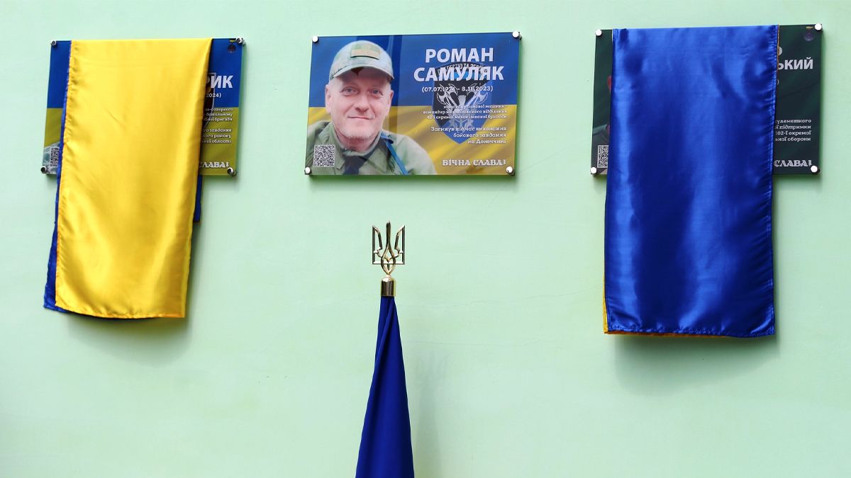 Меморіальні дошки Івану Гончарику та Михайлу Дрогомирецькому відкрили у Коломиї 1