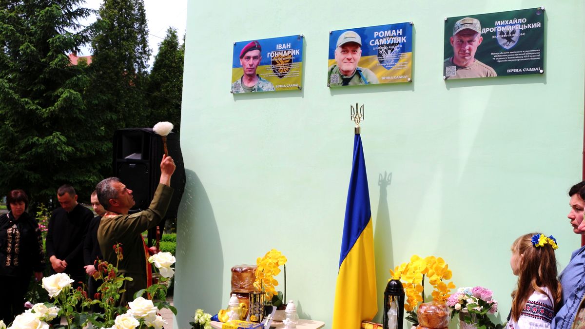 Меморіальні дошки Івану Гончарику та Михайлу Дрогомирецькому відкрили у Коломиї 6