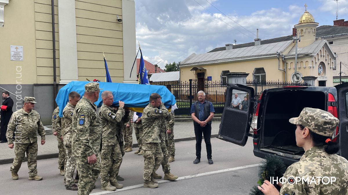 У Коломиї попрощались із воїном "десятки" Дмитром Гарап'яком 14